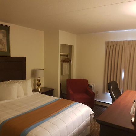 Ba Hotel Red Deer Esterno foto