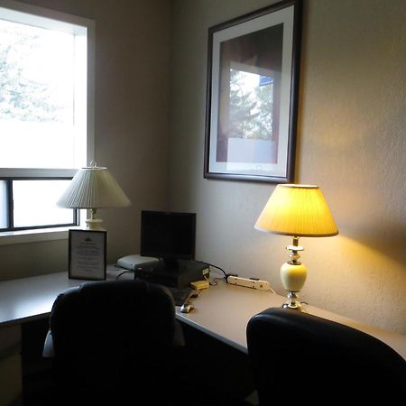 Ba Hotel Red Deer Esterno foto