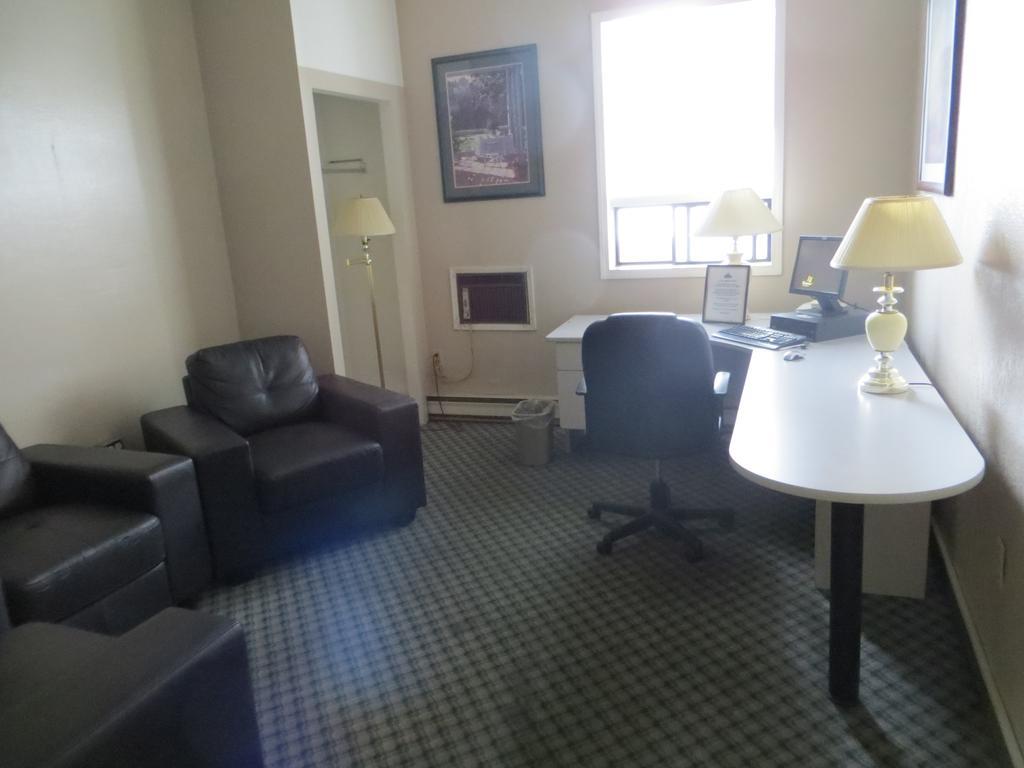 Ba Hotel Red Deer Esterno foto