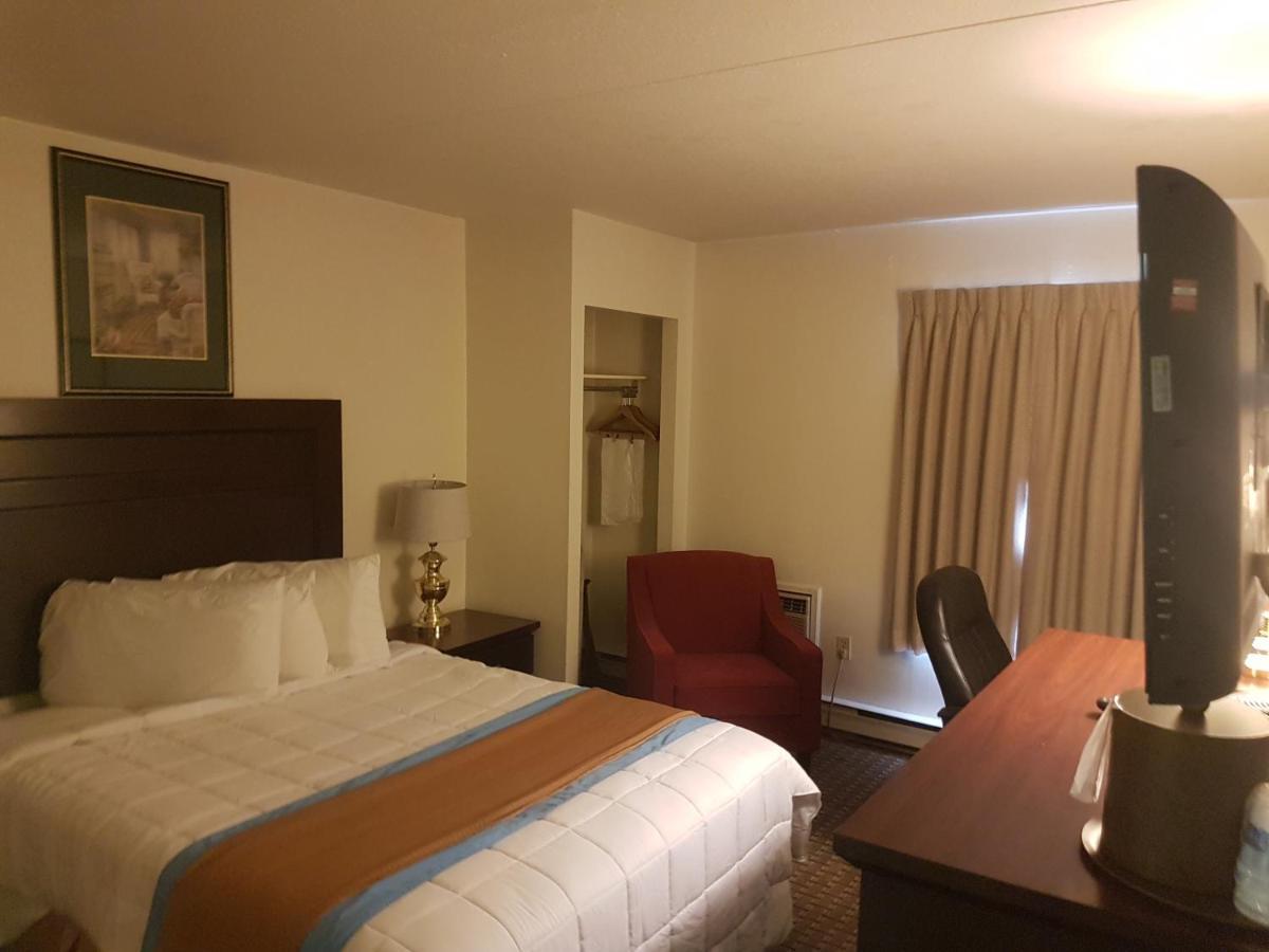 Ba Hotel Red Deer Esterno foto