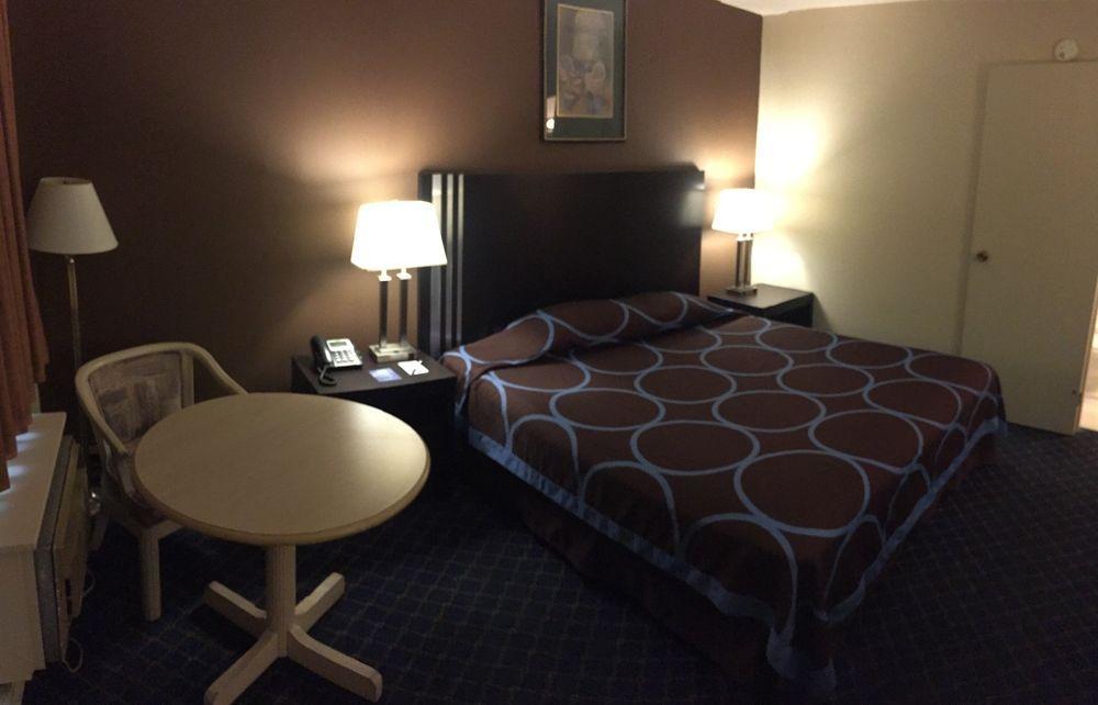 Ba Hotel Red Deer Esterno foto