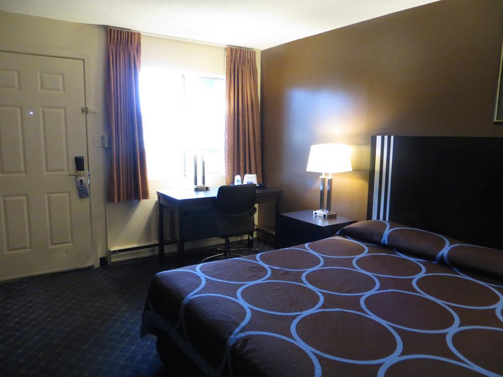 Ba Hotel Red Deer Esterno foto