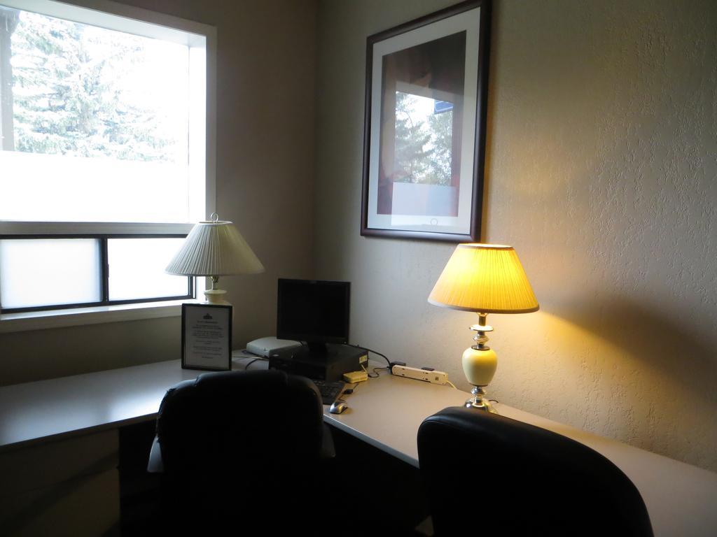Ba Hotel Red Deer Esterno foto