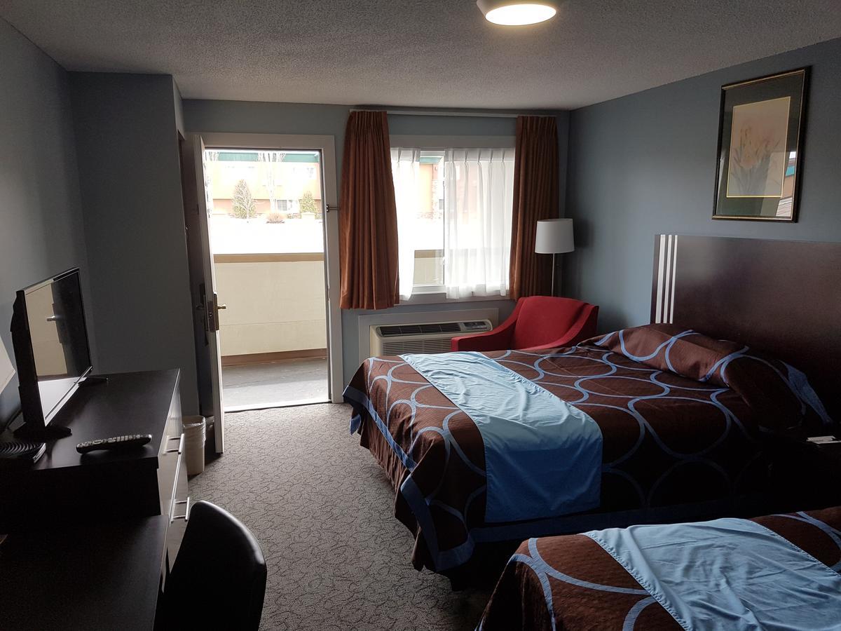 Ba Hotel Red Deer Esterno foto