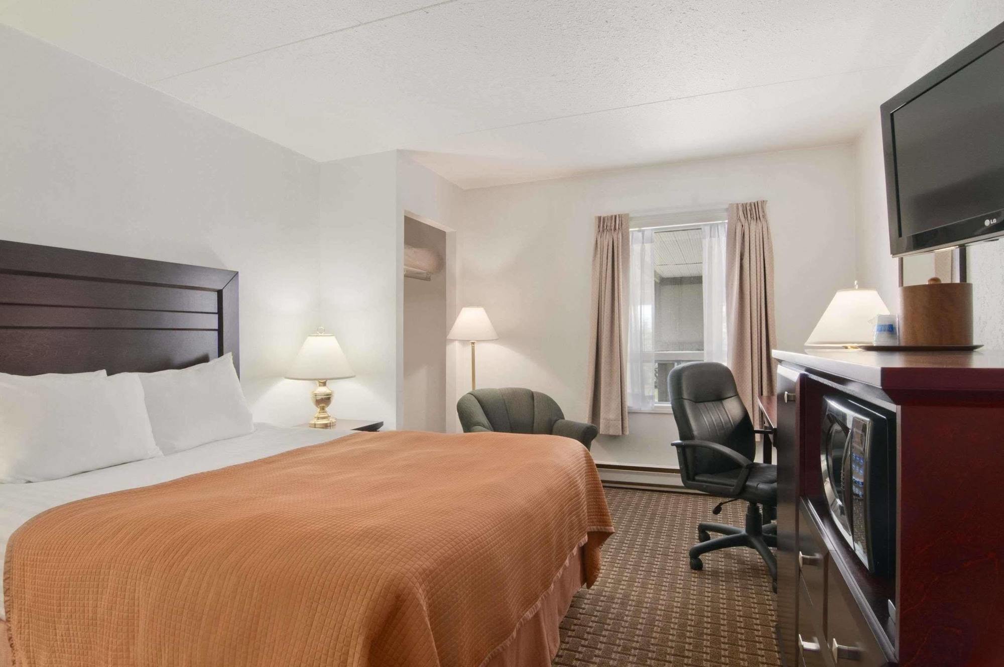 Ba Hotel Red Deer Esterno foto