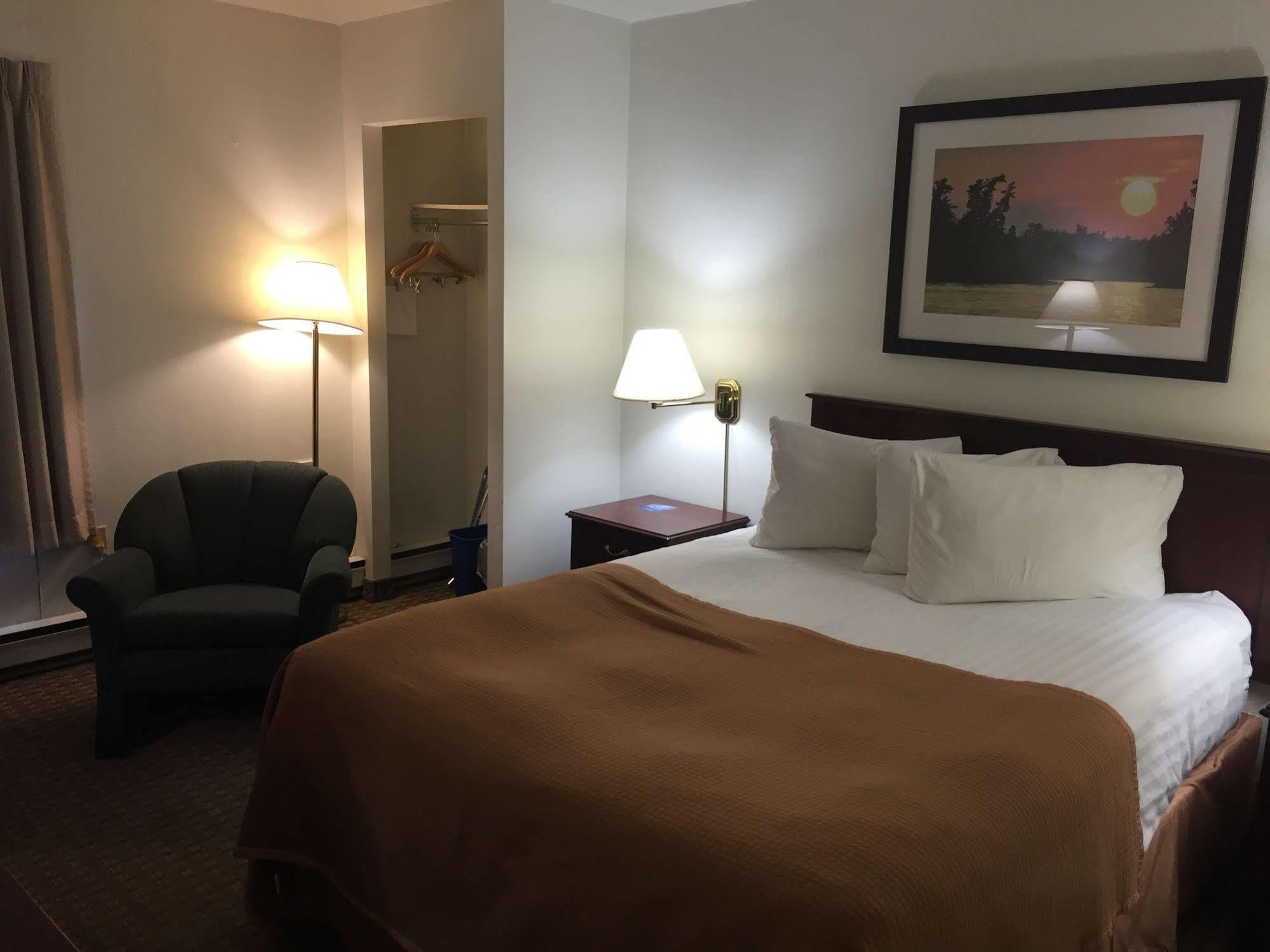 Ba Hotel Red Deer Esterno foto