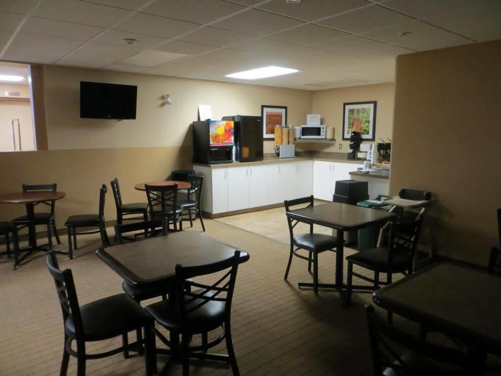 Ba Hotel Red Deer Esterno foto