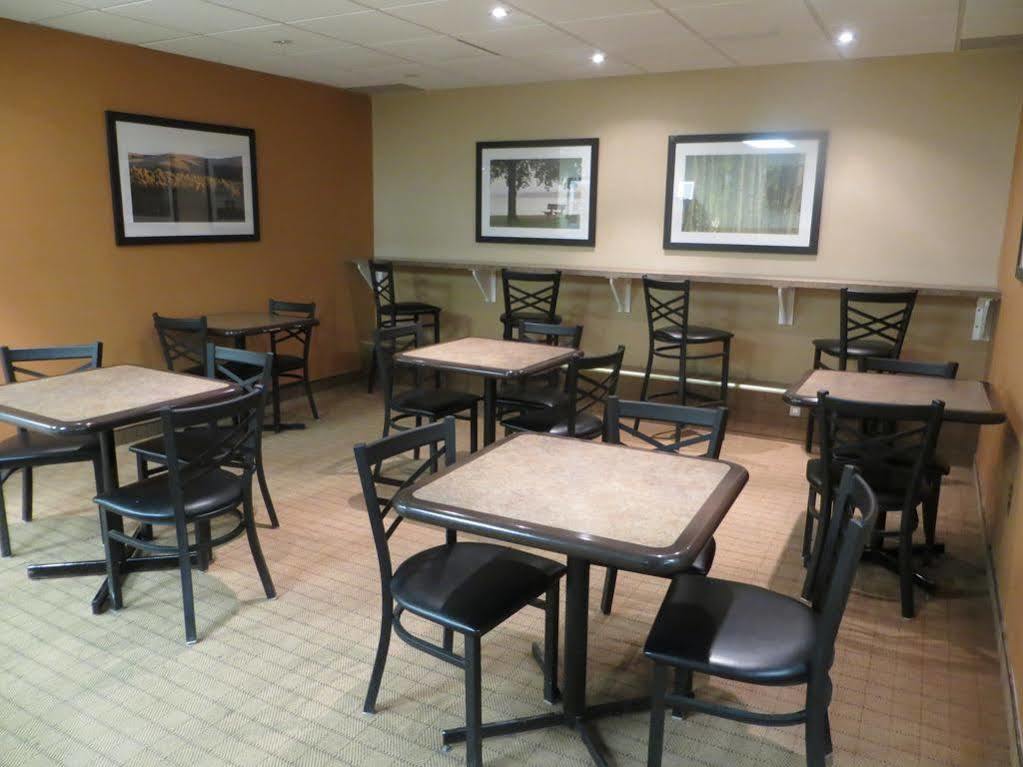 Ba Hotel Red Deer Esterno foto