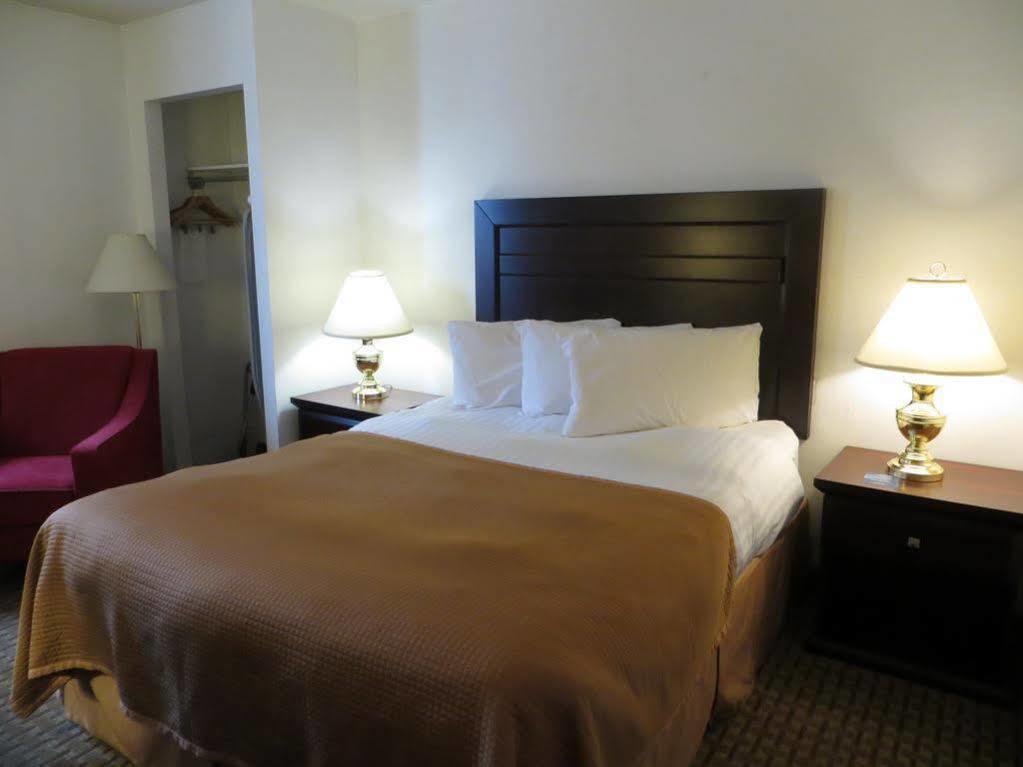 Ba Hotel Red Deer Esterno foto